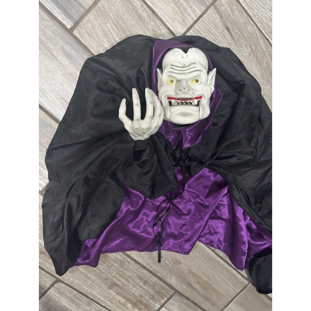 Vtg Gemmy Lunging Vampire In Action Door  Animated Figure in Box 2002 See Detail - Picture 6 of 16